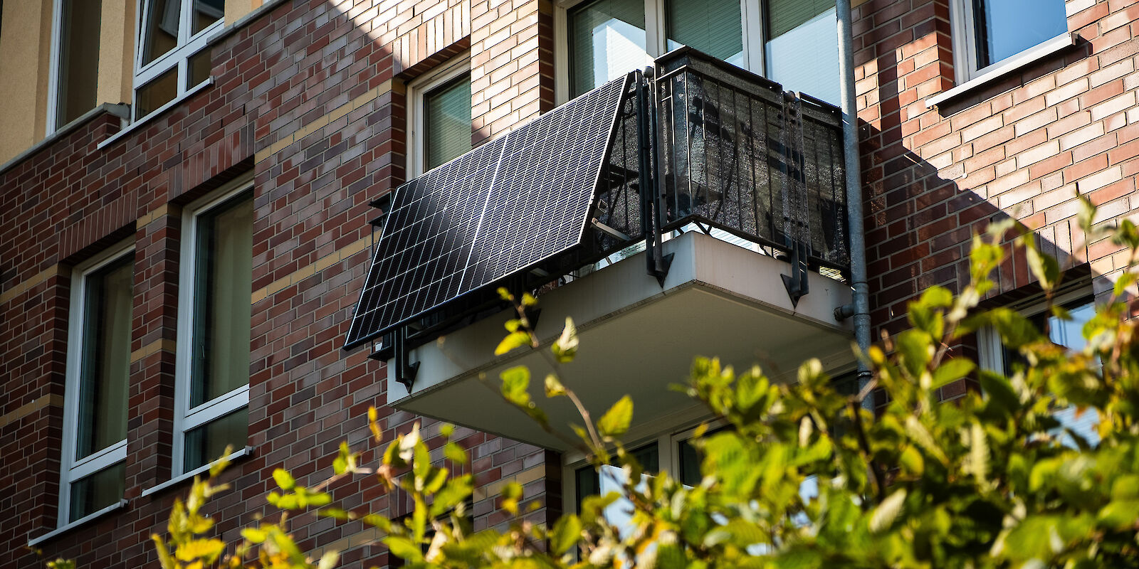 Mini-PV-Anlage befestigt an einem Balkon eines Mehrfamilienhauses